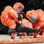 防護服を着用し、観客の搬送手順を確認する消防隊員＝神戸市中央区新港町、ジーライオンアリーナ神戸