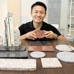 インテリアブランド「ミカゲラックス」を立ち上げた光山和弥さん。石の魅力が伝わるこだわりの雑貨を商品化した＝石福石材