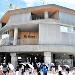 完成した垂水図書館。開館前から市民が列をつくった＝神戸市垂水区日向１