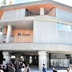 完成した垂水図書館の前で開かれた記念式典＝神戸市垂水区日向１