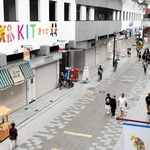 再開発事業が終了した大正筋商店街。日曜日で人通りはあるものの、シャッターが下りている店舗が目立つ＝長田区久保町