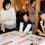 サイコロで出た目の質問に答えながら「こども編集部」のメンバーと交流する参加者ら＝塩屋ｈｅｓｏ．