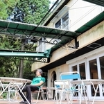 かつての保養所を改装した「六甲アウトドアステーションフォトン」。自然豊かな環境が好評を得ているという＝灘区六甲山町南六甲