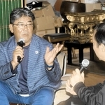 １９９２年の「亀新フィーバー」や双子の弟の死去などを振り返る亀山努さん＝玉龍寺