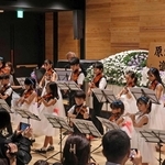 小さな子どもから大人までが、原爆で命を落とした人を思い演奏した＝神戸市中央区東町、中央区文化センター