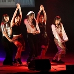 躍動的なカバーダンスを披露する出演者＝神戸新聞松方ホール