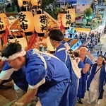 力を込めてみこしを担ぎ、石段を上る氏子ら＝敏馬神社