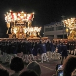 ４地区の布団太鼓が集まり、太鼓やかけ声に合わせて揺らす「四台練り」が披露された＝垂水漁港