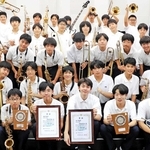 共に１位を獲得した甲南高校・中学校のブラスアンサンブル部のメンバー＝芦屋市山手町