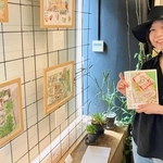 さまざまな人たちの暮らしぶりを細部まで丁寧に再現した杉本彩子さん＝神戸市中央区栄町通１の書店「１００３」