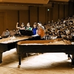 ３台のピアノで演奏する１２人のピアニスト＝中央区東川崎町１、神戸新聞松方ホール（撮影・鈴木雅之）