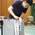 投票箱を準備する市職員＝神戸市中央区港島中町３、義務教育学校港島学園（撮影・村上貴浩）