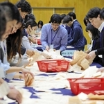 開票作業に当たる職員ら＝２６日夜、中央区（撮影・中西幸大）