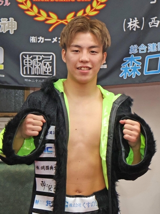 全国最高峰の格闘技イベント「ＲＩＺＩＮ」のキックボクシング本選試合に出場する藤尾陸斗選手＝神戸市長田区西代通４、ロイヤルキングスキックボクシングジム