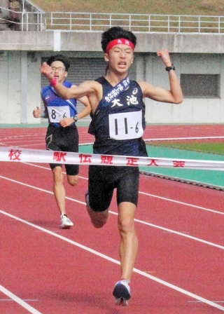 激戦を制しゴールした男子・大池のアンカー南俊太朗選手＝三木総合防災公園