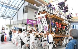 灘中央市場の１００周年を祝ってまちを巡行するだんじり＝神戸市灘区水道筋