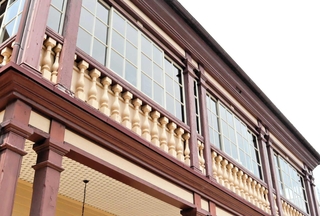 窓の下に連なる「手すり子」と呼ばれる建築意匠。ベランダの手すりの名残とされる＝ラインの館