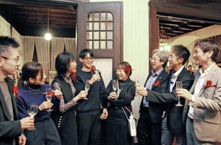 およそ半世紀ぶりという乾杯を楽しむ参加者。重要文化財で味わうお酒は格別…！？＝風見鶏の館
