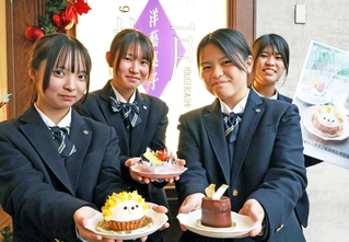 見た目にも味にもこだわったスイーツを紹介する生徒。１４日は店頭に立ってＰＲするという＝ボックサン板宿南店