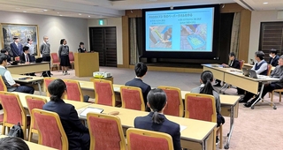 竹を活用したユニークなアイデアを発表する御影高校の生徒ら＝神戸市役所