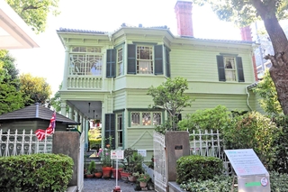 修理後に建築当初の色に戻された萌黄の館＝中央区北野町３「白い異人館」と呼ばれていた当時の萌黄の館（１９８８年発行「ひょうご住宅百選」より）