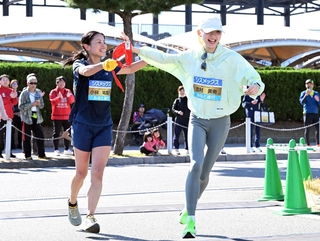 リレーランには、神戸マラソンの「ＰＲアンバサダー」を務める小林祐梨子さん（左）も参加した＝明石市大蔵海岸通１（撮影・風斗雅博）