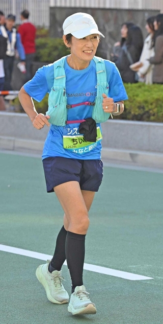 亡き親友への思いを胸に、懸命にフィニッシュ地点を目指す竹内ちづるさん＝神戸市中央区東川崎町１（撮影・大田将之）