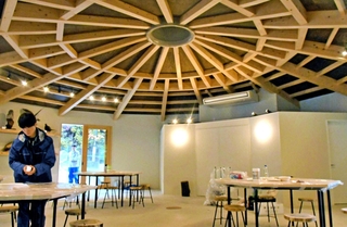 ＫＯＢＥ里山自然共生センターの内装。更衣室やまきストーブなどを備える＝神戸市北区山田町西下