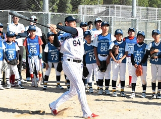 バッティングを披露する岩田幸宏選手。子どもたちから「おお、すげえ」と声が漏れた＝神戸市兵庫区荒田町２