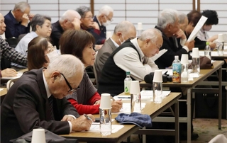 ＫＯＢＥシニア希望塾の開講式で基調講演に耳を傾ける参加者＝湊川神社楠公会館