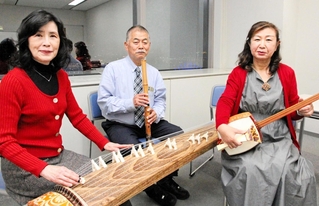 和楽器を手にする名村茂代さん（右端）ら「こうべ邦楽ワークショップ」のメンバー。２３日に訪中する＝神戸市中央区