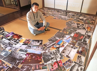 写真仲間とともにベトナムの人の営みに迫った作品群を披露しているジュン・グエン・ハツシバさん＝角野邸