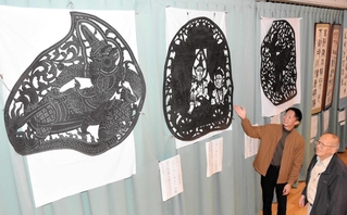 大阪・関西万博のカンボジア館から広陵町自治会の集会所に寄贈された影絵人形＝神戸市北区広陵町