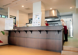 食を通じたビジネス交流拠点として整備された「食と農０７８」の内部＝神戸市中央区元町高架通