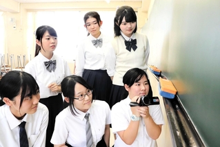 黒板消しが落ちる謎を調べ、映像作品にまとめた放送部員＝御影高校