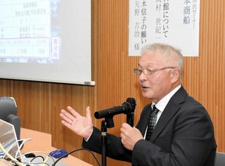 戦時中の民間船について解説する神戸大学名誉教授の矢野吉治さん＝神戸大学深江キャンパス