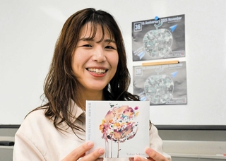 ビッグアップルで演奏を披露する関谷友加里さん＝神戸市中央区東川崎町１