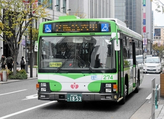 「市民の足」として親しまれる神戸市バス。厳しい経営が続いている＝中央区