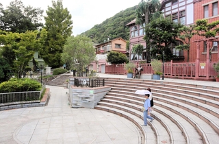 風見鶏の館（右奥）の南側のスペース。かつてホテルが建っていた場所は今、「北野町広場」として観光客の憩いの場になっている＝神戸市中央区北野町３