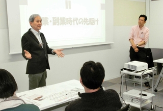 働く悩みを解決するための書店を開いた西沢明文さん（右）と、転職や副業について語る楠木新さん＝神戸市中央区三宮町１