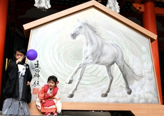 力強い白馬があしらわれた巨大な絵馬。七五三の子どもたちもびっくり＝生田神社
