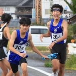 男子・葺合の１区坂口智明選手（右）からたすきを受け取る２区吉﨑昭汰選手＝丹波篠山市内（撮影・丸山桃奈）