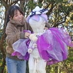 冬もこれで寒くない!　「小便小僧」に防寒用マント贈呈　神戸・六甲高山植物園