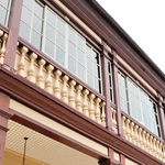 窓の下に連なる「手すり子」と呼ばれる建築意匠。ベランダの手すりの名残とされる＝ラインの館