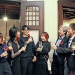 およそ半世紀ぶりという乾杯を楽しむ参加者。重要文化財で味わうお酒は格別…！？＝風見鶏の館