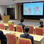 竹を活用したユニークなアイデアを発表する御影高校の生徒ら＝神戸市役所