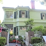 修理後に建築当初の色に戻された萌黄の館＝中央区北野町３「白い異人館」と呼ばれていた当時の萌黄の館（１９８８年発行「ひょうご住宅百選」より）