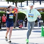 リレーランには、神戸マラソンの「ＰＲアンバサダー」を務める小林祐梨子さん（左）も参加した＝明石市大蔵海岸通１（撮影・風斗雅博）