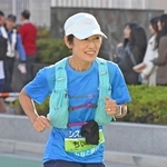 亡き親友への思いを胸に、懸命にフィニッシュ地点を目指す竹内ちづるさん＝神戸市中央区東川崎町１（撮影・大田将之）