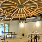 ＫＯＢＥ里山自然共生センターの内装。更衣室やまきストーブなどを備える＝神戸市北区山田町西下